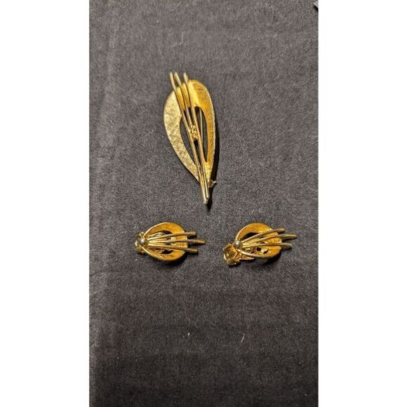 Vintage Unsigned Brushed & Textured Gold Tone Leaf Fan Pin Clip-on Earrings Set - Picture 3 of 5
